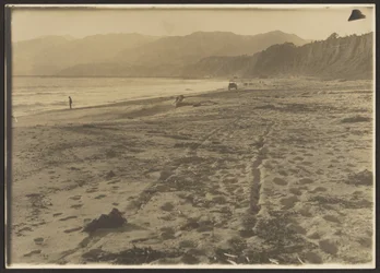 [Littoral avec personnages et voiture]