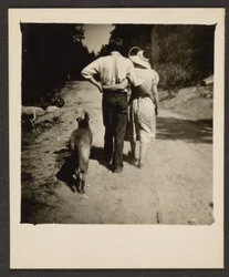 Couple se promenant avec un chien
