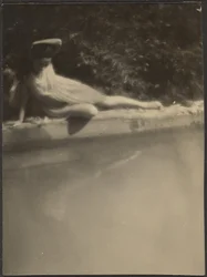 [Danseuse près du bassin du jardin]