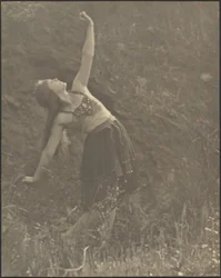 [Danseuse dans un champ]