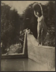 [Danseuse dans le jardin]