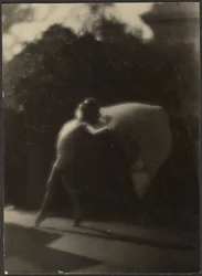 [Danseuse dans le jardin]