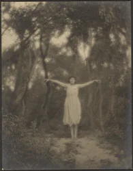 [Danseuse dans un jardin]