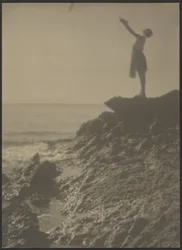[Une danseuse au bord d