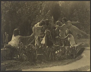 [Danseurs posant le long du mur du jardin]
