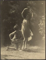 [Danseurs dans le jardin]