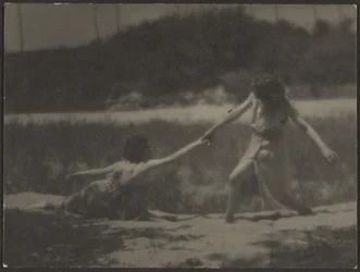 [Danseuses dans un jardin]
