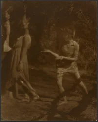 [Des danseurs en pleine pose]