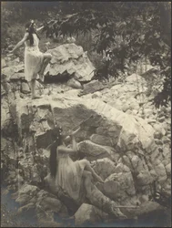 [Danseurs sur les rochers]