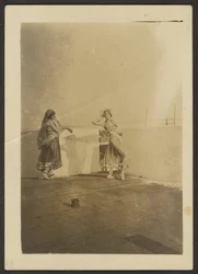 [Danseurs sur le toit]