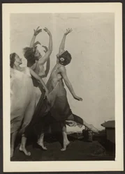 [Danseurs sur un toit]