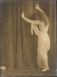[Femme drapée]