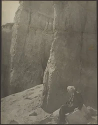 [Homme âgé dans un paysage rocheux]