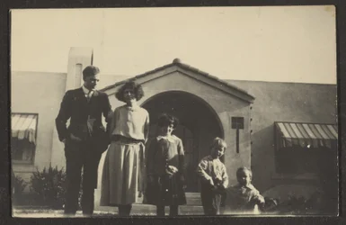 Portrait de famille devant une maison