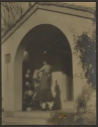 [Danseuse devant la maison]
