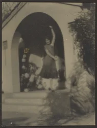 [Danseuse devant la maison]