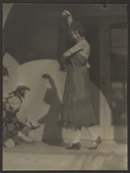 [Danseuse devant la maison]