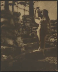 Danseuse avec cruche sur des marches en pierre