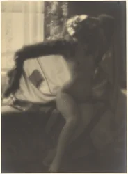 [Femme nue assise sur un lit]