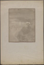 [Figure assise sur un promontoire]