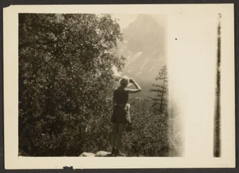 [Figure dans les bois]