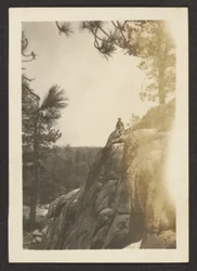 [Figure sur une falaise rocheuse]