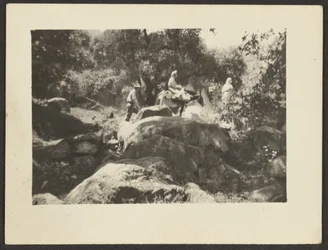 [Figures traversant un paysage]