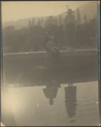 [Silhouettes se reflétant dans l