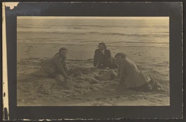 [Figures assises sur la plage]