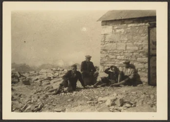 [Figures et bâtiments en pierre]