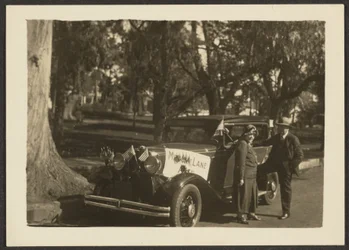 [Figures sur une voiture avec des drapeaux]