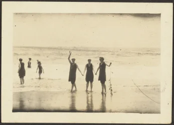 [Figures en maillot de bain à la plage]