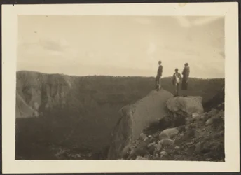 [Figures dans un paysage]