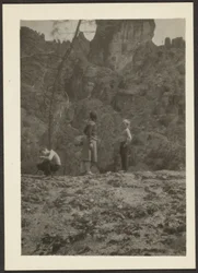 [Figures dans un paysage de montagne]
