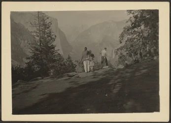 Figures dans un paysage montagneux