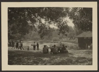 [Figures dans le parc]