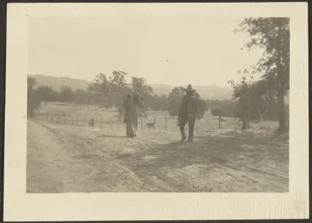 [Figures dans un paysage rural]