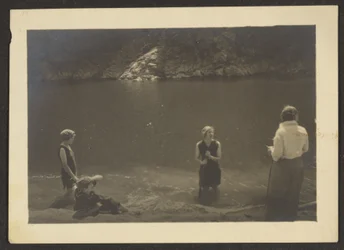 [Figures dans un lac]