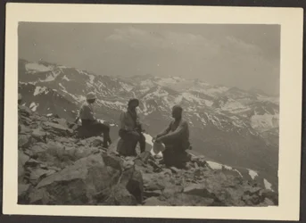 [Figures dans un paysage rocheux]