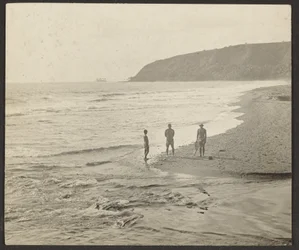 [Figures sur la plage]