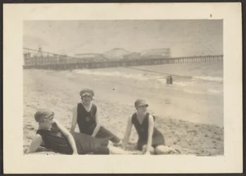 [Figures sur la plage près de la jetée de Santa Monica]