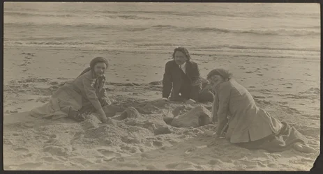 [Figures sur une plage]