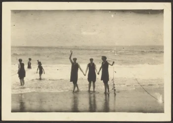 [Figures sur une plage tenant des algues]