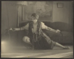 [Florence dansant dans le salon]