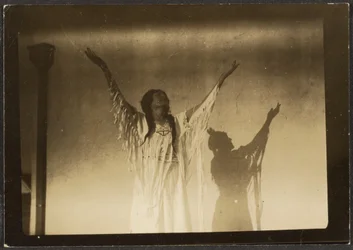 [Florence danse en costume amérindien]
