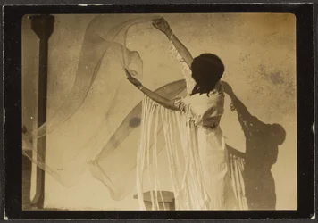 [Florence dansant en costume amérindien]
