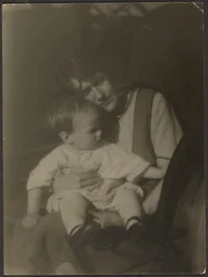 [Florence tenant son bébé]