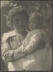 [Florence tenant un bébé]