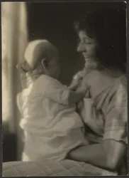 Florence tenant un bébé