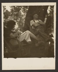 [Florence et son mari dans les bois]